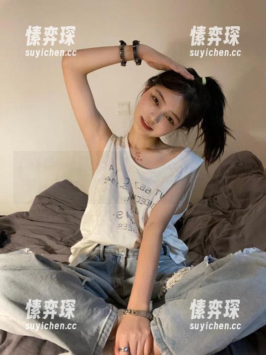 最新动态，娜娜在51吃瓜直播里被观众要求吃芥末西瓜，反应绝了！-愫弈琛