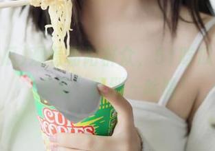 观看朝阳群众，51吃瓜瞬间被“求助”噎到～哈哈！