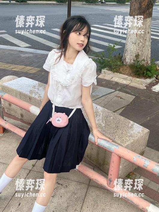 在线追剧，顺便看“黑料不重样zzzttt”，这嗑糖和黑料的节奏我喜欢！-愫弈琛