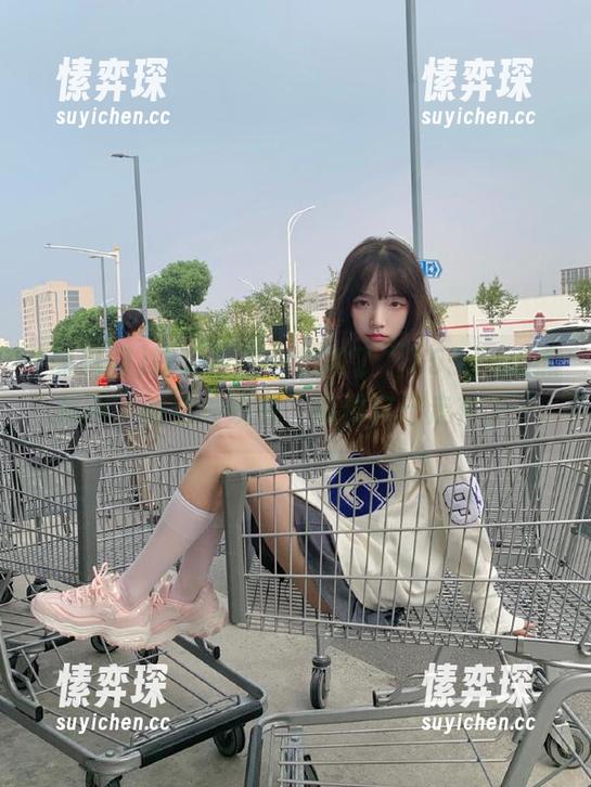 吃瓜过程中绕到了“155.fun.黑料网”的意外线路，感觉自己走神了…-愫弈琛